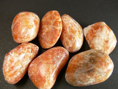 Calcite orange aspect brut polie